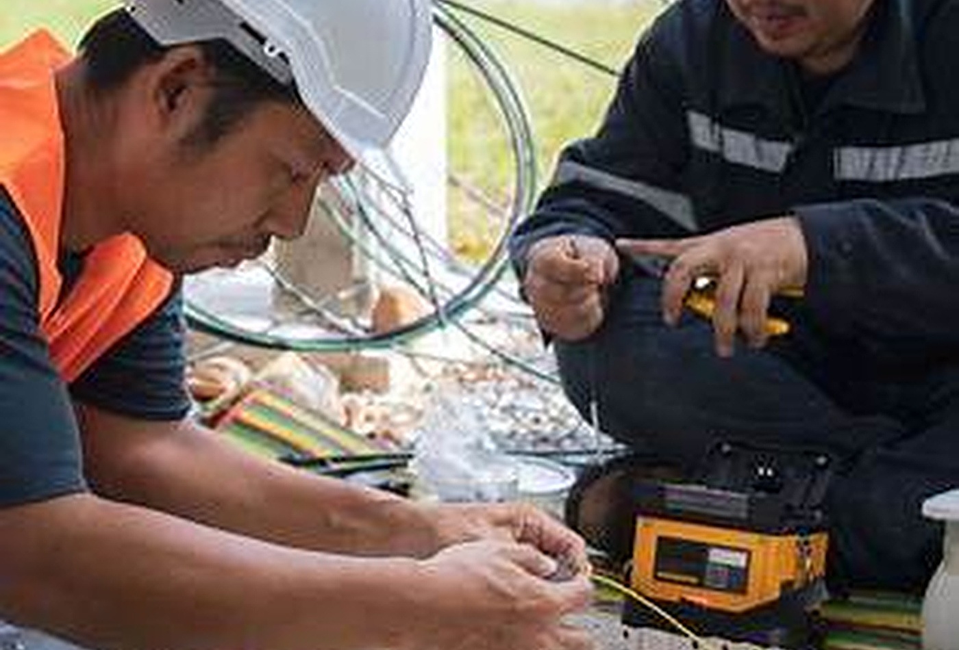 Técnicos realizando trabajo de fibra óptica